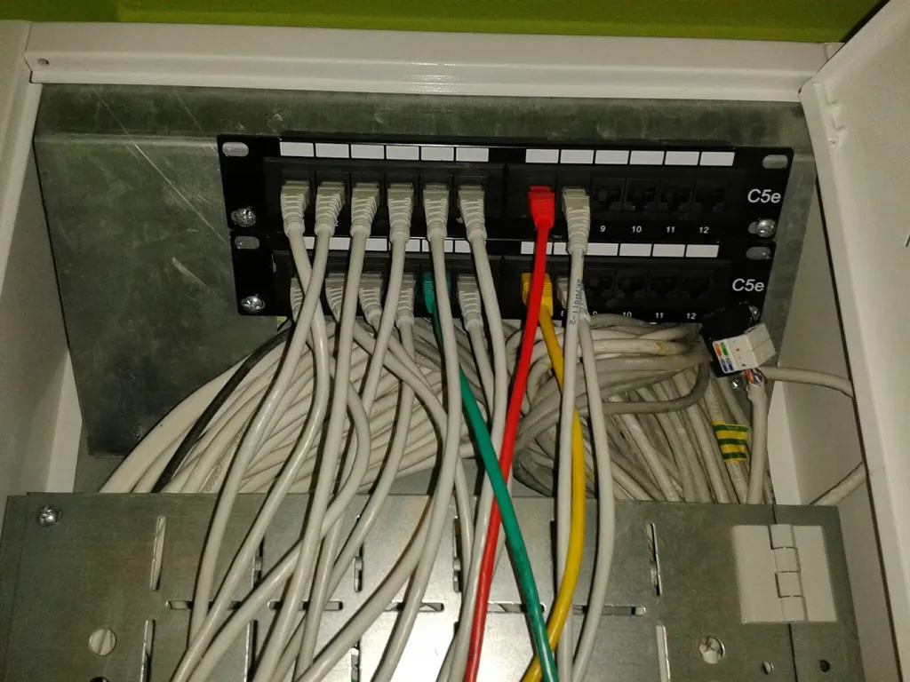 Szafka instalacyjna z panelem krosowym i przewodami sieciowymi