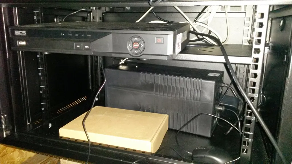 Szafka instalacyjna z rejestratorem i zasilaczem awaryjnym